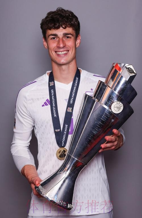 记者:皇马租借凯帕的费用为100万欧 并承担其薪水 记者:皇马租借凯帕的费用为100万欧 并承担其薪水